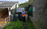 Agamemnon Otero, directeur du projet Energy Garden, prépare l'arrosage d'un potager près de la station Brondesbury Park de l'Overground, le 24 mars 2021 à Londres