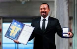 Le Premier ministre éthiopien Abiy Ahmed reçoit son prix Nobel de la paix lors d'une cérémonie, le 10 décembre 2019 à Oslo, en Norvège