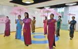 Des participantes à un cours de danse dans une ancienne garderie pour enfants transformée en centre de loisirs pour retraités, le 2 juillet 2024 à Taiyuan, dans le nord de la Chine