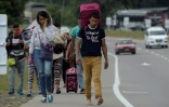 Migrantes venezolanos caminan en la ruta entre las ciudades de Cúcuta a Pamplona, en el norte de Colombia, el 10 de febrero de 2019