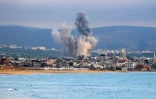 De la fumée s'élève des abords de Tyr, dans le sud du Liban, après une frappe israélienne, le 27 mai 2026
