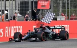Le pilote britannique de Mercedes, Lewis Hamilton, franchit la ligne d'arrivée pour remporter le Grand Prix d'Émilie-Romagne de Formule 1 sur le circuit Enzo e Dino Ferrari à Imola, en Italie, le 1er novembre 2020.