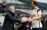 Jose Mourinho et Harry Kane se congratulent l'issue de la victoire de Tottenham face Ă Leeds United Ă Londres, le 2 janvier 2021