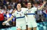 Les handballeuses de l'équipe de France olympique Alicia Toublanc (g) et Lucie Granier célèbrent leur victoire sur l'Espagne lors des Jeux olympiques de Paris 2024, à l'Arena Paris Sud à Paris, le 3 août 2024