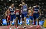 Le Britannique Josh Kerr (au centre) franchit la ligne d'arrivée du 1.500 m en tête devant les Norvégiens Jakob Ingebrigtsen (à droite) et Narve Gilje (à gauche), lors des Mondiaux d'athlétisme à Budapest, Hongrie, le 23 août 2023