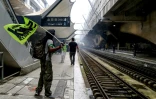 Un manifestant muni d'un drapeau SUD, à la gare Montparnasse à Paris, le 7 juin 2018