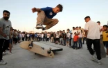 Des skateurs dans le premier skatepark de Libye, inauguré à Tripoli, le 29 mai 2022