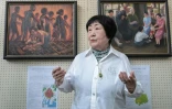 Tomoko Wakimasu, une survivante de la bombe atomique d'Hiroshima, s'adresse aux médias lors d'une présentation de peintures réalisées par des élèves à partir des témoignages de survivants, le 27 juin 2025 à Hiroshima  