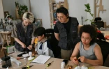 Les formatrices Wu Shuang (c) et Wang Risun (g) donnent un cours d'électricité à des participantes de l'atelier Mulan Build à Hangzhou, dans la province du Zhejiang, le 28 juin 2026 dans l'est de la Chine