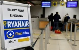 Des passagers au comptoir de la compagnie low-cost irlandaise Ryanair à l'aéroport de Berlin-Schoenefeld, le 22 décembre 2017 