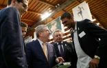 Thomas Bach plaisante avec l'escrimeur Yannick Borel, sous le regard de Tony Estanguet et de Thierry Braillard à l'INSEP, le 1er octobre 2016