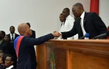 Le président haïtien Michel Martelly salue Jocelerme Privert, président de l'Assemblée nationale, durant une cérémonie au parlement haïtien à Port-au-Prince, le 7 février 2016