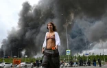 Une femme près d'une raffinerie frappée par des drones ukrainiens dans la banlieue sud de Moscou, le 18 juin 2026