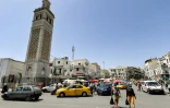 Des personnes passent devant la mosquée Sidi Bashir dans le quartier de Bab el-Fellah, à Tunis, le 28 juillet 2021