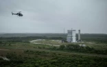 Un hélicoptère de l'armée française survole la rampe de lancement d'Ariane 6 à Kourou, en Guyane, le 2 mars 2025