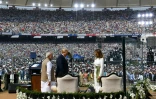 Le couple présidentiel américain et le Premier ministre indien Narendra Modi participent à un meeting de bienvenue à  Motera, banlieue de Ahmedabad, le 24 février 2020