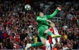 Le gardien du PSG Gianluigi Donnarumma réalise une parade contre Arsenal lors de la demi-finale aller de Ligue des champions le 29 avril 2025 à Londres 