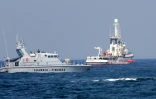 Un patrouilleur des douanes italiennes escorte le bateau de l'ONG espagnole Open Arms (D) le 17 septembre 2020 au large du port de Palerme