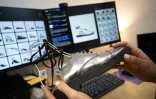 Une styliste tient une chaussure Jonak conçue par IA dans les bureaux de la start-up Imki à Schiltigheim, près de Strasbourg, le 26 février 2025 dans le Bas-Rhin