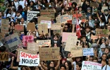 Des personnes manifestent, le 8 octobre 2026 à Marseille (Bouches-du-Rhône)