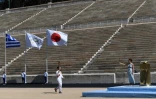 Un athlète assure le dernier relais de la flamme olympique avant la cérémonie de sa remise solennelle au Japon, le 19 mars 2020 à Athènes .