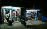Des échoppes dans une rue de Campbell Bay sur l'île de Grande Nicobar, dans l'archipel indien des Andaman-et-Nicobar, le 28 mars 2026 