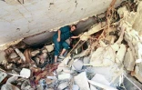 Un homme fouille dans les décombres d'un bâtiment dans la ville de Derna, dans l'est de la Libye, le 14 septembre 2023