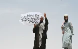 Un homme tient le drapeau taliban au côté afghan du point de passage de Chaman, le 17 juillet 2021 à la frontière avec le Pakistan