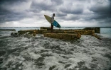 Le surfeur cubain Alexei Martinez observe la mer sur la côte de La Havane, le 16 avril 2022