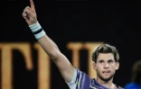 L'Autrichien Dominic Thiem bras levé après sa victoire face à l'Allemand Alexander Zverev en demi-finales de l'Open d'Australie, le 31 janvier 2020 à Melbourne 