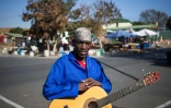 Le guitariste Vincent Mcabashe, le 11 juillet 2018 dans une rue de Soweto, en Afrique du Sud