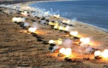Photo publiée le 2 décembre 2016 par l'agence officielle nord-coréenne KCNA montant des exercices de tirs d'artillerie. La nouvelle "arme tactique ultramoderne" testée par Pyongyang pourrait être un canon à longue portée, selon l'agence sud-coréenne Yonhap. AFP PHOTO/KCNA VIA KNS
