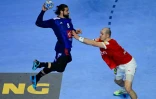 Le Français Elohim Prandi (g) shoote au but contre le Danemark en finale de l'Euro de hand, le 28 janvier 2024 à Cologne