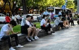 Des habitants assis dans une rue de Pékin attendent de dîner à la terrasse d'un restaurant, le 6 juin 2022