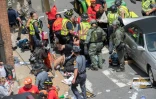 Des victimes recoivent des soins après qu'une voiture a foncé dans la foule, le 12 août 2017 à Charlottesville (Virginie) 