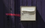 La boîte aux lettres de Jérôme Barella, portant un ruban de scellé rouge de la Gendarmerie nationale, lors d'une perquisition au domicile de ce suspect dans l'enquête sur la mort de la collégienne Lyhanna, le 6 juillet 2026 à Montestruc-sur-Gers, dans le Gers