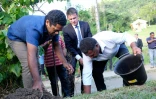 Le Premier ministre Manuel Valls (c) plante un arbren, à Tiendanite le 30 avril 2016 lors d'une visite en Nouvell-Calédonie