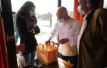 Le chef étoilé Olivier Nasti (c) distribue des repas à emporter aux étudiants de sa ville, à Colmar, le 24 février 2021
