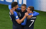 L'attaquant des Bleus Kylian Mbappé (c) félicité par ses coéquipiers Olivier Giroud et Antoine Griezmann après son but contre le Pérou, le 21 juin 2018 à Ekaterinbourg