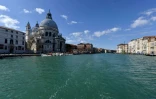 Le grand Canal de Venise, en Italie, sans aucune embarcation, le 8 mars 2020