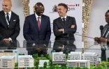 Le président français Emmanuel Macron (d) et le président kényan William Ruto (g) devant une maquette du projet de complexe d'ingénierie et de sciences qui sera construit avec le soutien du gouvernement français sur le campus de l'Université de Nairobi, lors du sommet Africa Forward, le 11 mai 2026 au Kenya