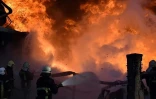 Des pompiers luttent contre un incendie sur un site de stockage de pétrole à Lutsk (nord-ouest de l'Ukraine, le 27 mars 2022 après un bombardement