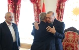 Photo transmise par la présidence turque le 20 avril 2024 montrant le président turc Recep Tayyip Erdogan (D) donnant l'accolade à Khaled Mechaal, l'un des principaux dirigeants du Hamas, lors d'une rencontre avec le chef du Hamas, Ismaïl Haniyeh (G)à Istanbul