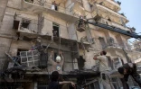 Des secouristes évacuent un bâtiment endommagé après des bombardements à Alep, en Syrie, le 29 avril 2016