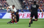 Le capitaine de l'équipe de France Antoine Dupont (g) face à la Nouvelle-Zélande, en ouverture du Mondial de rugby, le 8 septembre 2023 au Stade de France