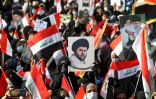 Des partisans de Moqtada Sadr rassemblés pour la grande prière du vendredi sur la place Tahrir et ses environs à Bagdad le 27 novembre 2020