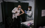 Un homme se fait vacciner contre le Covid-19 au Palais des sports de Lyon, utilisé comme centre de vaccination, le 14 janvier 2021