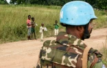 Un Casque bleu de la Minusca sur la route vers Koui, en Centrafrique, le 24 septembre 2020