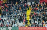 Spectateurs et supporters de Lens dans des travées sans siège du stade Félix Bollaert, à Lens, le 1er avril 2019