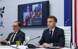 Le président Emmanuel Macron (d) et le secrétaire général de l'Elysée, Emmanuel Moulin, lors d'une vidéoconférence avec les leaders du G7 sur les répercussions de la guerre en Iran sur l'économie mondiale, le 11 mars 2026 à l'Elysée, à Paris